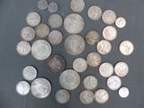 toutes ces pièces d'argent qui se trouvent sur la table