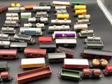 beaucoup de petits trains jouets rassemblés sur la table