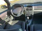 une photo d'une voiture avec un volant et un tableau de bord