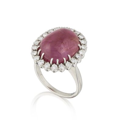 une bague en rubis et diamants