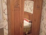 une armoire en bois avec un miroir sur la porte