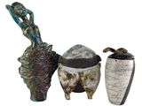 trois vases placés les uns à côté des autres sur un fond blanc