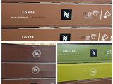 Plusieurs cartons contenant différents types d'appareils électroniques sont empilés les uns sur les autres.