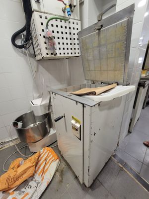 une image d'une cuisine avec une cuisinière et un réfrigérateur