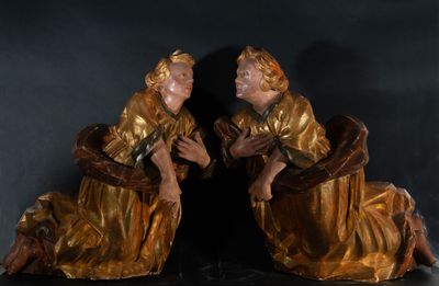 paire de figurines anciennes en bronze représentant deux femmes assises sur un socle noir