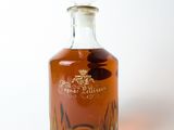 une bouteille de whisky posée sur une surface blanche