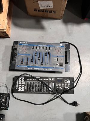 une console de son et une table de mixage posées sur une table