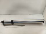 un stylo qui se trouve dans une boîte sur une table