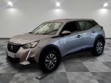 Le nouveau SUV Toyota C-HR est garé dans un showroom.