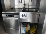 une cuisine en acier inoxydable avec un évier et un lave-vaisselle