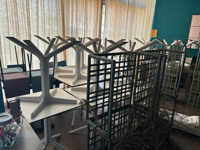 une pièce où se trouvent plusieurs tables et chaises