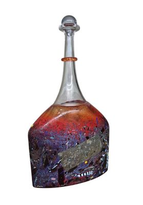 une bouteille en verre contenant un poisson