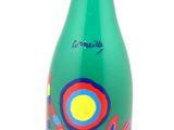une image représentant une bouteille de vin ornée d'un motif coloré