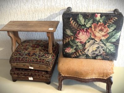 deux chaises placées l'une à côté de l'autre autour d'une table