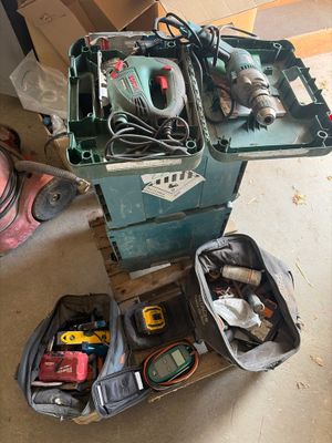 de nombreux outils qui sont posés sur un chariot dans la pièce