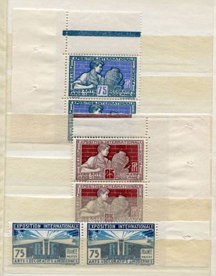 quatre timbres différents sur une feuille de papier représentant un homme et une femme