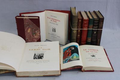 plusieurs livres sont posés sur une table les uns à côté des autres
