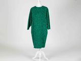 une robe verte sur un présentoir à mannequin