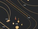 une collection de colliers et de pendentifs en or sur fond noir