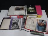 un grand nombre de livres posés sur une table
