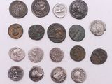 plusieurs types de pièces de monnaie sont présentés sur une surface blanche