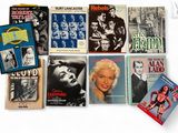 un grand nombre de livres posés sur une table