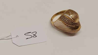 Gros plan sur une bague en or portant une étiquette