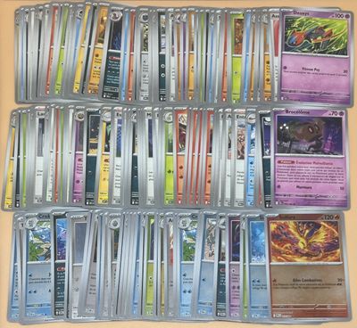 une photo montrant une collection de cartes Pokémon posées sur une table