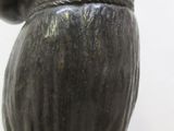 une statue en bronze d'un homme avec un chapeau sur la tête