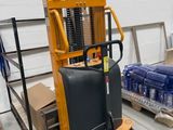 une photo d'un chariot élévateur à fourche transportant un grand conteneur