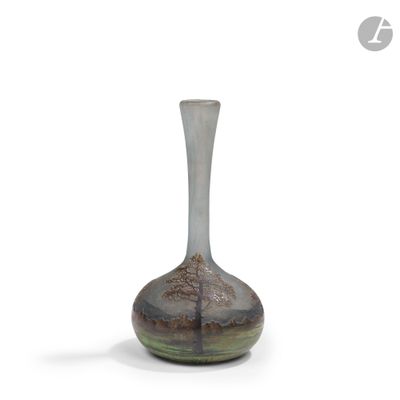 un vase en verre posé sur une surface blanche