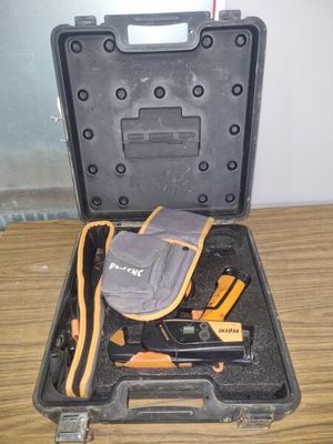 une caisse à outils avec des outils sur une table