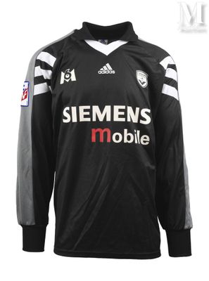a black and white soccer jersey with the name siemenss mobile on it