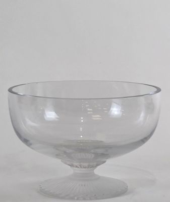 un saladier en verre transparent posé sur une table