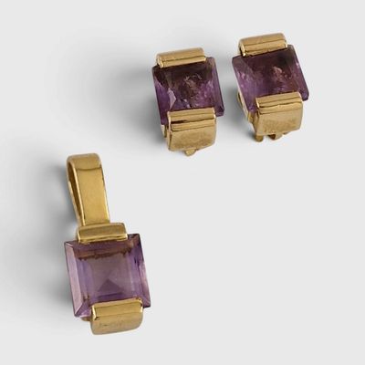 deux paires de boucles d'oreilles en améthorate et une paire de boucles d'oreilles plaquées or