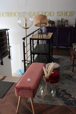 un banc rouge au milieu d'un salon