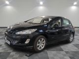 la photo d'une voiture noire garée dans un garage