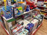 beaucoup de jouets sur les étagères du magasin