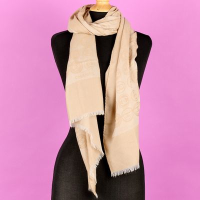 une écharpe beige sur un mannequin, un mannequin, un mannequin, un mannequin, un mannequin, un mannequin, un mannequin, un mannequin, un mannequin