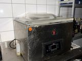 une photo d'une cuisine professionnelle équipée d'une friteuse