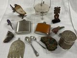un grand nombre d'objets posés sur une table