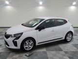 la voiture blanche est garée sur un carrelage à carreaux