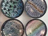 un gros plan sur quatre boîtes aux motifs variés