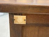 un gros plan d'une table en bois sur laquelle est posée une étiquette