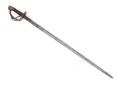 une épée avec une poignée en bois sur fond blanc