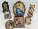 Plusieurs photos encadrées représentant des femmes et des enfants sont exposées dans une vitrine.