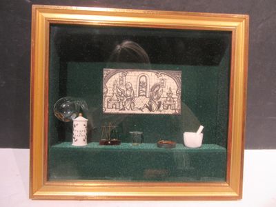la photo d'une photo représentant une femme dans une vitrine