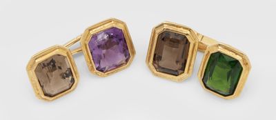 une paire de boutons de manchette en or et en améthore