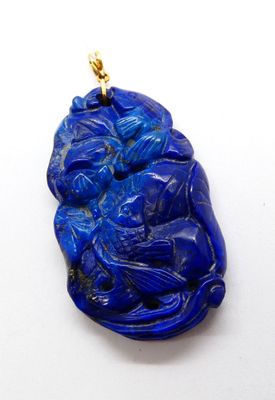 Pendentif en lapis-lazuli sculpté et gravé figurant des pois… - Photo 1