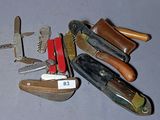 de nombreux types de couteaux différents et des couteaux sur la table